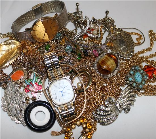 Mixed costume jewellery.